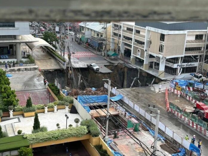 Clip kinh hoàng: Hố tử thần sâu 50m "nuốt trọn" đường trước 1 bệnh viện lớn, Bangkok phong tỏa khẩn khu vực- Ảnh 2.