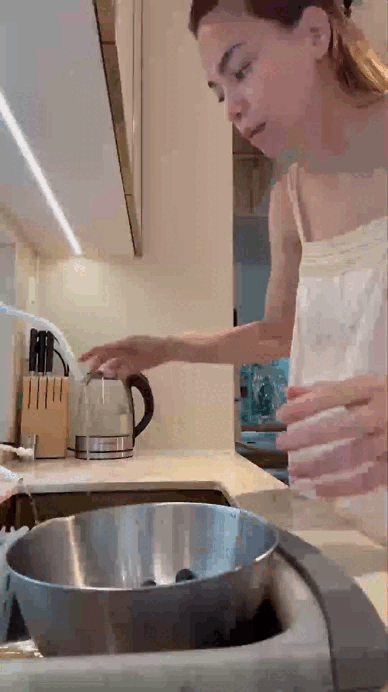 Lạ đời Hồ Ngọc Hà cứ vào bếp là viral: Netizen soi nát mắt phát hiện món đồ 150 triệu lặng lẽ nằm 1 góc!- Ảnh 2.