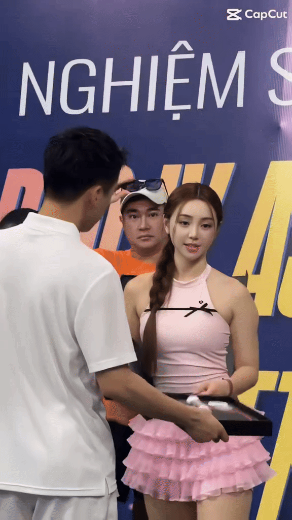 Quỳnh Kool mặt nhỏ xinh như AI, nhưng nhìn xuống phía dưới sao lại thế này?- Ảnh 1.