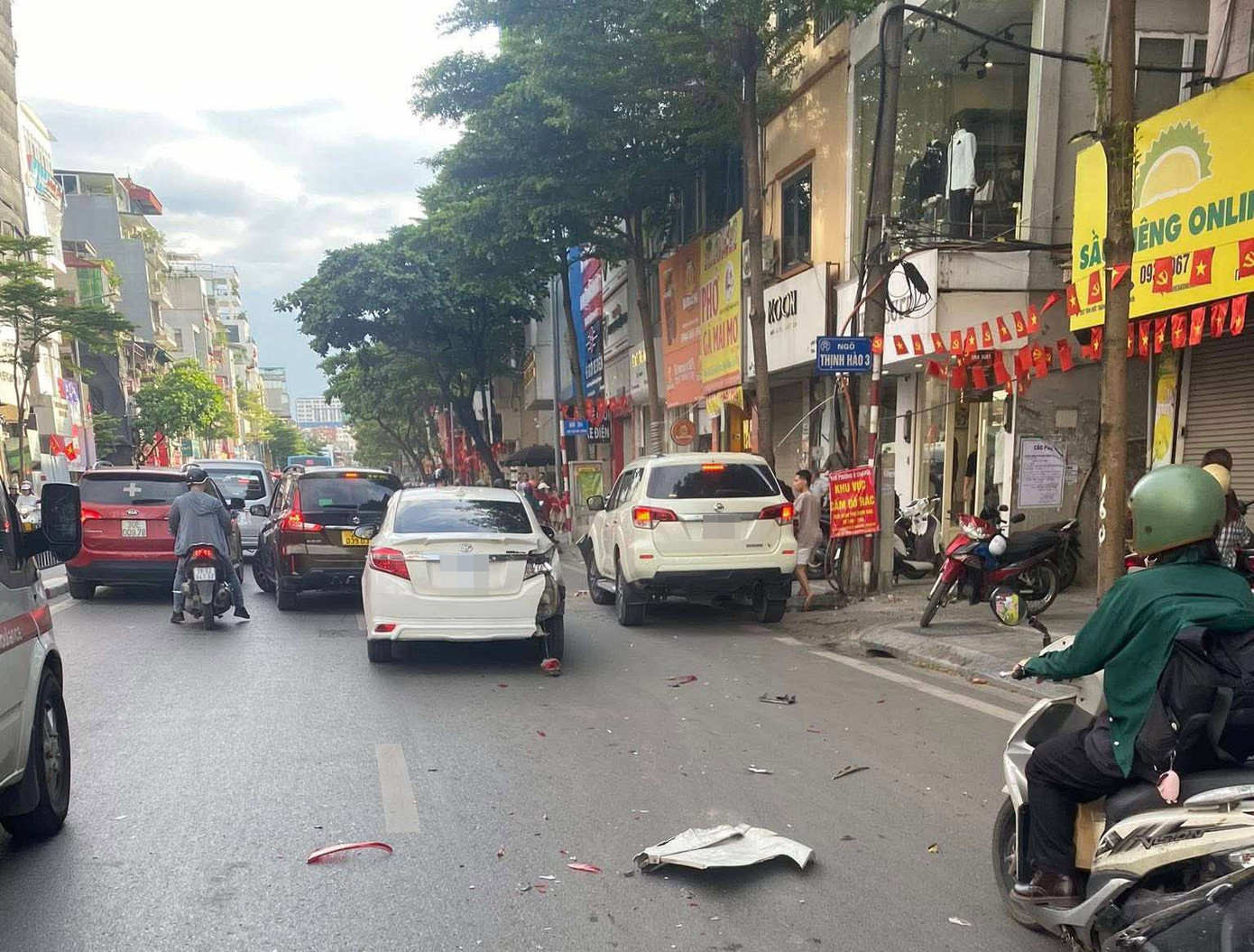 Tai nạn liên hoàn giữa 2 ô tô và nhiều xe máy ở Hà Nội, 4 người bị thương- Ảnh 1.