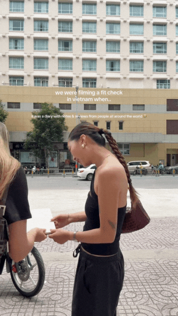 Cuốn sổ tay nhỏ bé của anh tài xế Việt khiến hai khách Tây xúc động vô cùng- Ảnh 4.