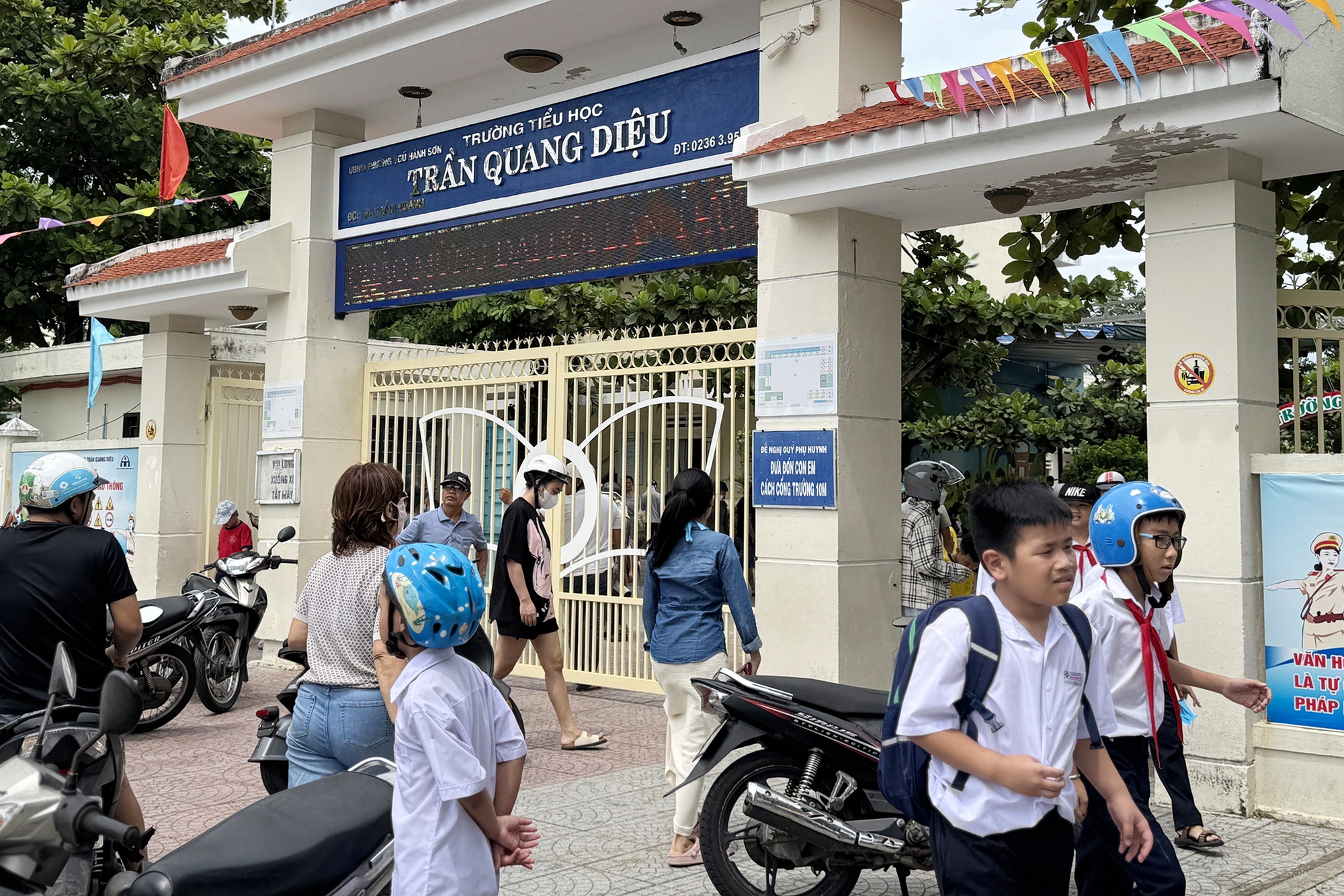 Đà Nẵng: Lãnh đạo trường tiểu học lên tiếng việc học sinh ngã xuống đất giờ ngủ trưa- Ảnh 2.