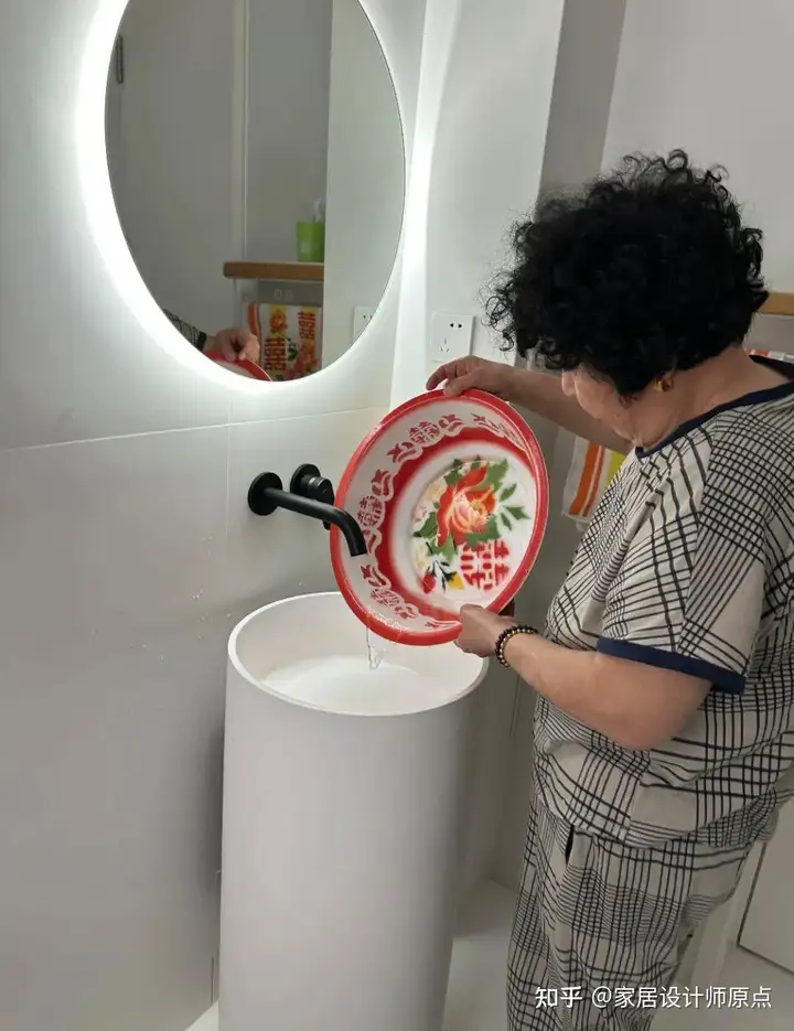 Tôi là con dâu mới cưới và nhận thấy mẹ chồng có hành vi kỳ lạ: Có mẹ chồng nào cũng vậy không?- Ảnh 2.