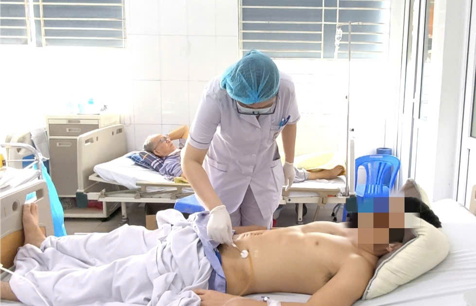 Ăn bún cá, người đàn ông 33 tuổi ở Phú Thọ bị xương cá 4cm xuyên thủng ruột non- Ảnh 2.