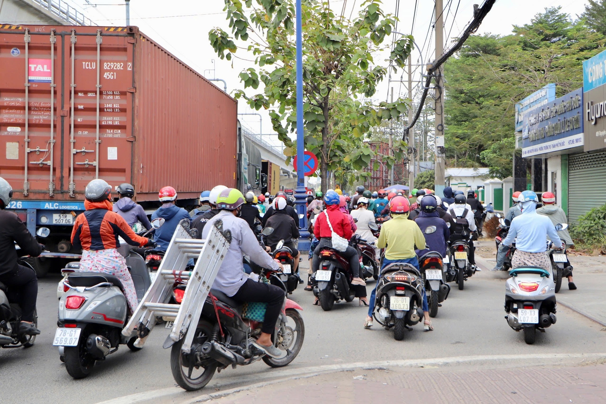 201 xe máy nào đi trên vỉa hè ở TP HCM bị Đội CSGT Hàng Xanh ghi hình?- Ảnh 1.