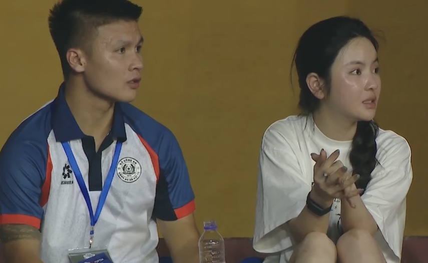 Quang Hải chấn thương ngồi khán đài cùng Chu Thanh Huyền xem CAHN thi đấu, biểu cảm của nàng WAG còn 