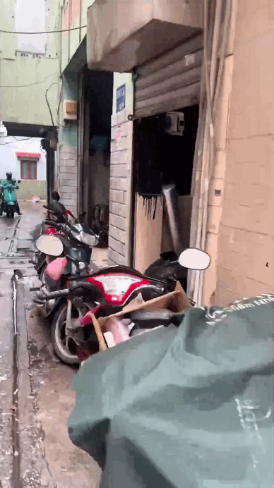 Dụi mắt 1000 lần trước căn nhà 2m² ở TP.HCM: Bé như hộp diêm Thống Nhất, tài ở chỗ gia chủ vẫn xoay sở được!- Ảnh 1.