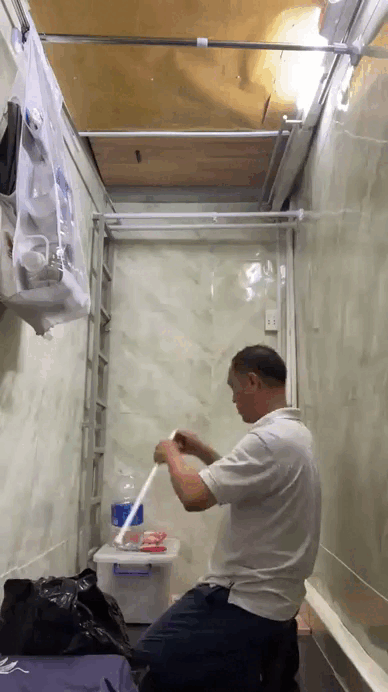 Dụi mắt 1000 lần trước căn nhà 2m² ở TP.HCM: Bé như hộp diêm Thống Nhất, tài ở chỗ gia chủ vẫn xoay sở được!- Ảnh 3.