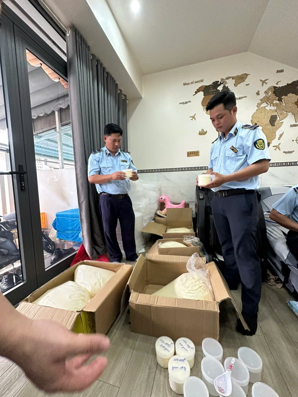 Lộ kho 140kg “kem trộn” không nguồn gốc chuẩn bị tuồn ra thị trường, chị em làm đẹp coi chừng rước họa vào thân- Ảnh 1.