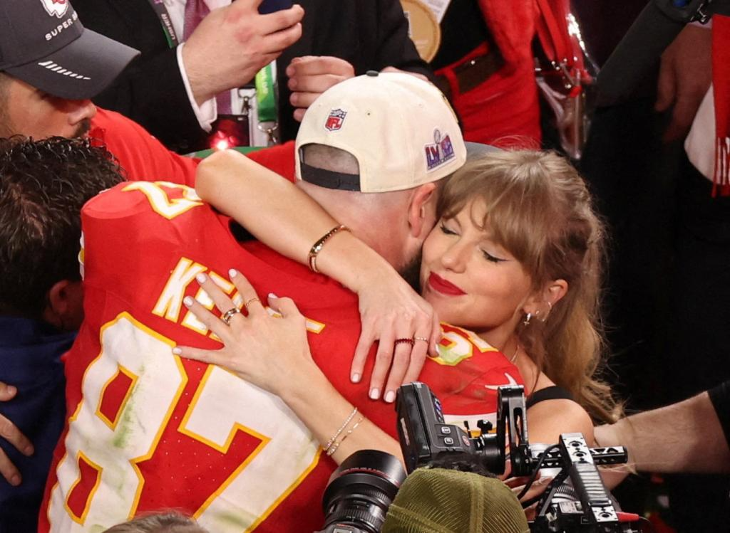 Mẹ chồng liên tục gây áp lực muốn có cháu, khốn khổ cho Taylor Swift rồi!- Ảnh 2.