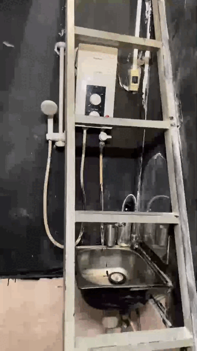 Dụi mắt 1000 lần trước căn nhà 2m² ở TP.HCM: Bé như hộp diêm Thống Nhất, tài ở chỗ gia chủ vẫn xoay sở được!- Ảnh 8.