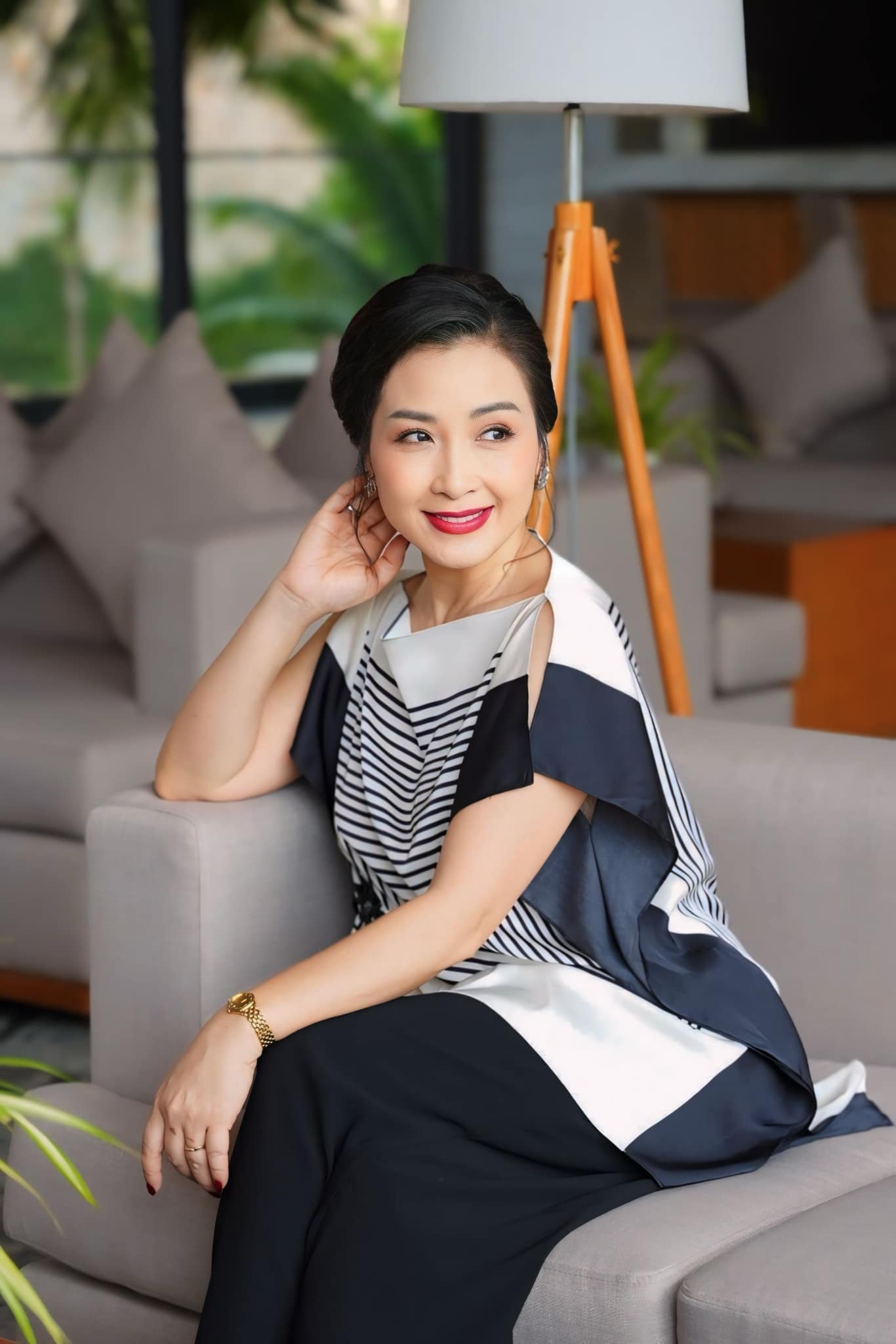 Nữ nghệ sĩ là hoa hậu màn ảnh Việt hiếm hoi công khai chồng, sống hạnh phúc dù 