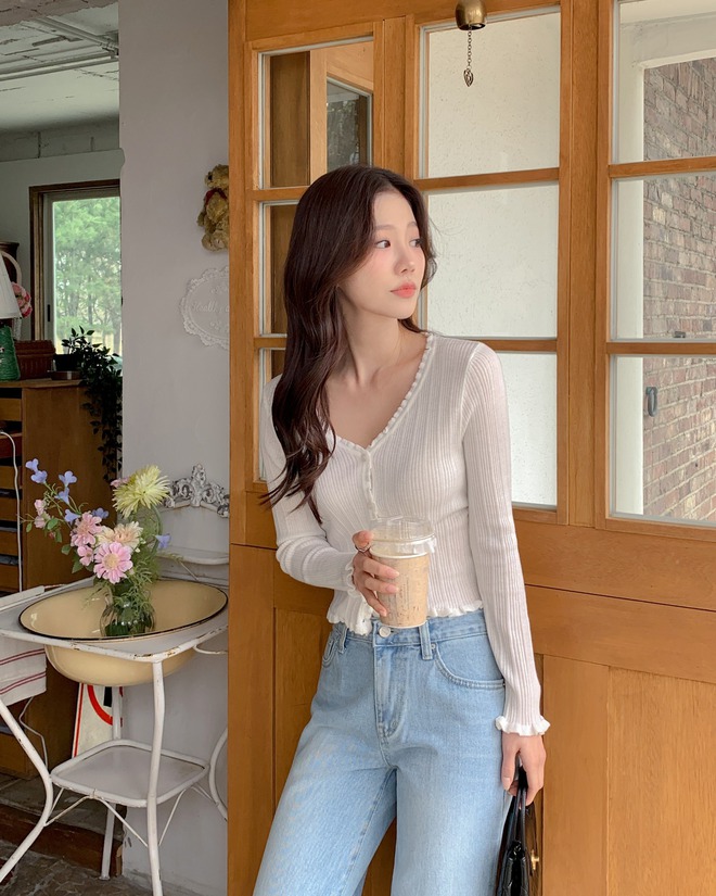 Mặc đẹp rất đơn giản khi chị em phối 5 mẫu áo basic này với quần jeans- Ảnh 5.