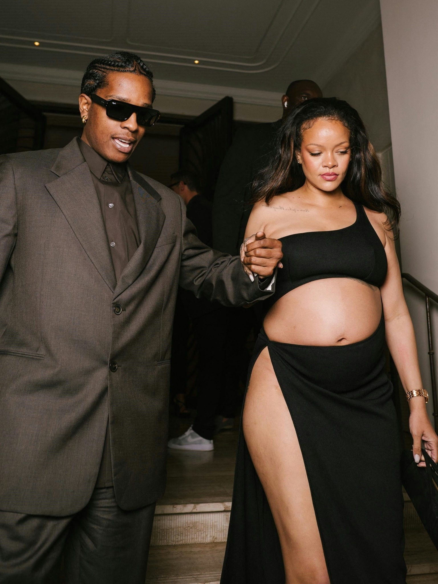 Bức hình khoe con gái của Rihanna: Ngực trần, mọi thứ mộc mạc trừ 1 vật trên tay- Ảnh 3.