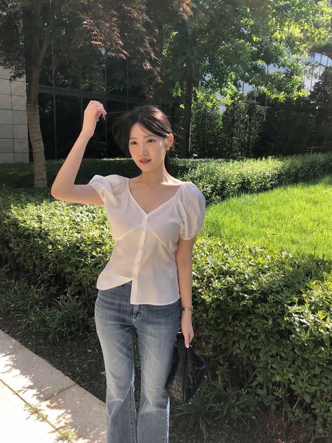 Mặc đẹp rất đơn giản khi chị em phối 5 mẫu áo basic này với quần jeans- Ảnh 1.
