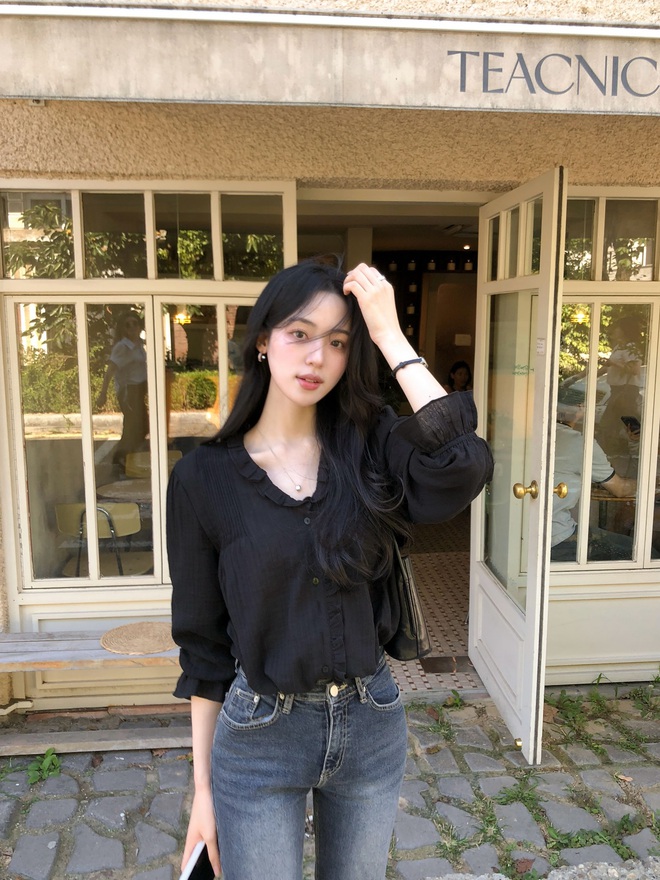 Mặc đẹp rất đơn giản khi chị em phối 5 mẫu áo basic này với quần jeans- Ảnh 2.