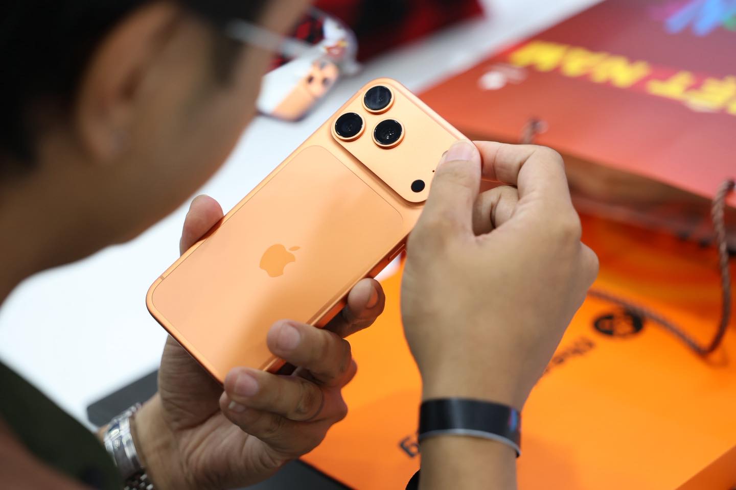Lướt mạng xã hội giờ chỉ thấy một cảnh: "Pass nhanh" iPhone cũ, hẹn gặp lại ở "vũ trụ" iPhone 17- Ảnh 5.