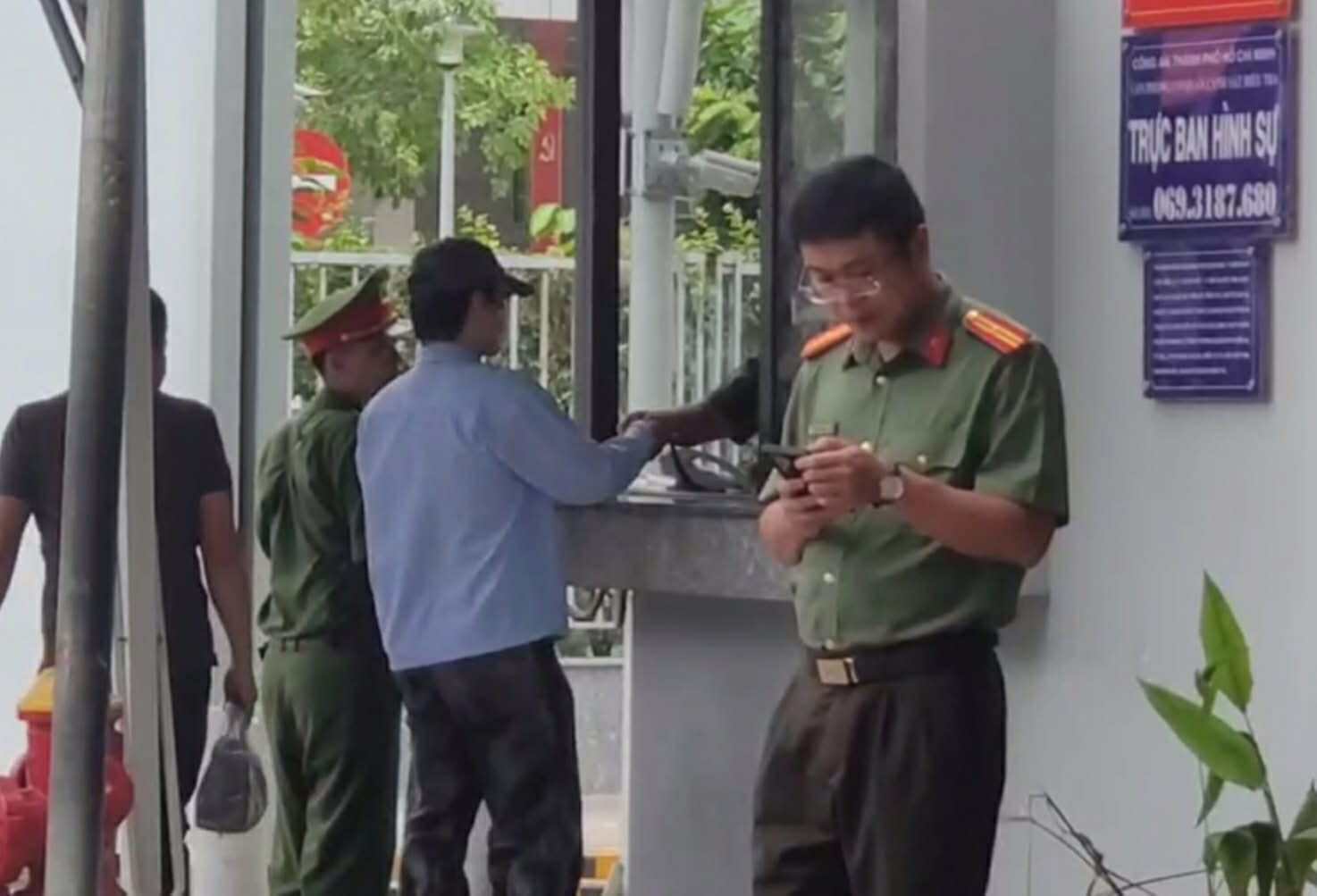 Ca sĩ Khánh Phương đeo khẩu trang và đội nón đến Công an TPHCM làm việc- Ảnh 1.