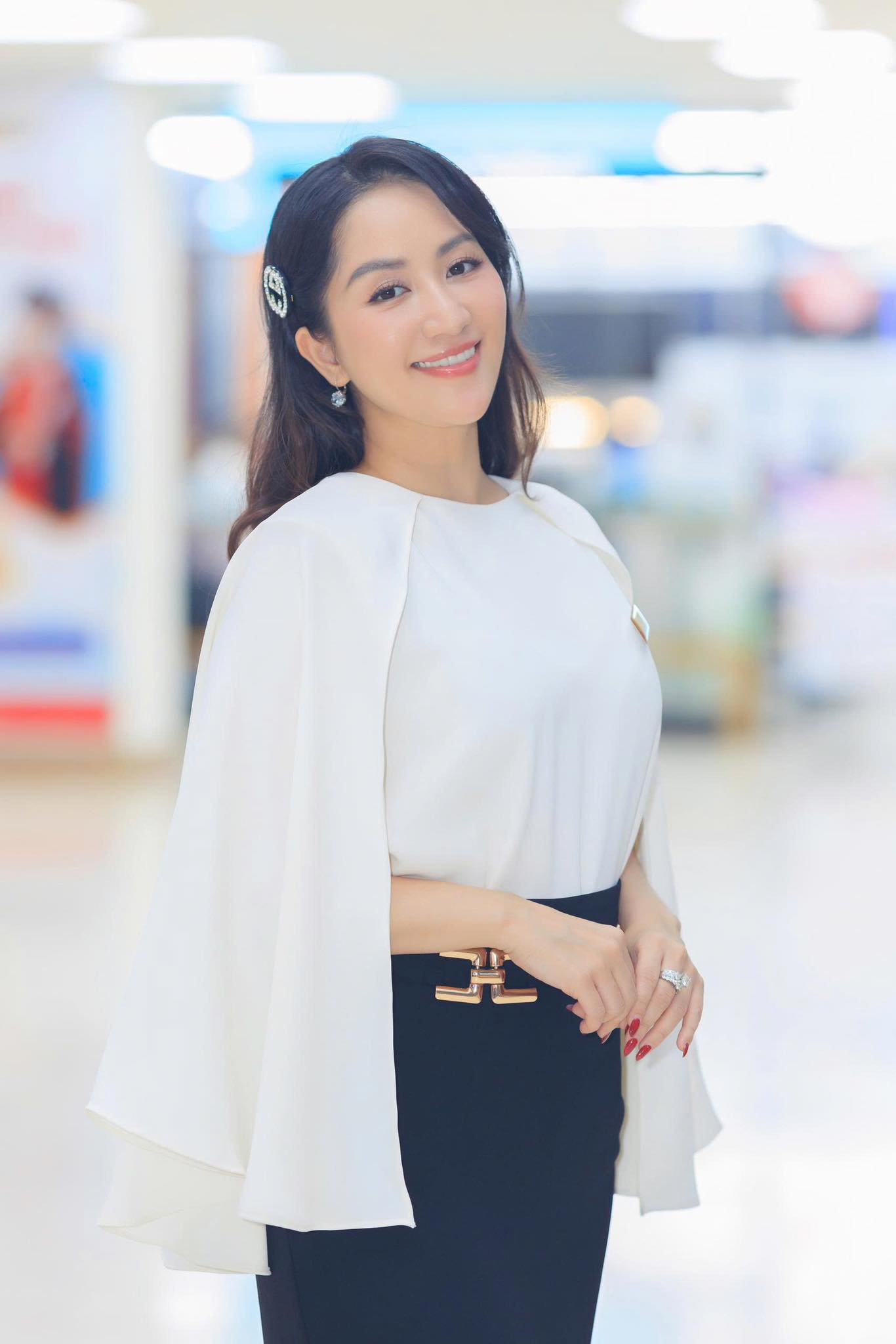 Viện trưởng Khánh Thi gây sốt với visual trẻ đẹp tuổi 43, mẹ 3 con quyến rũ sánh vai chồng trẻ - Phan Hiển- Ảnh 5.