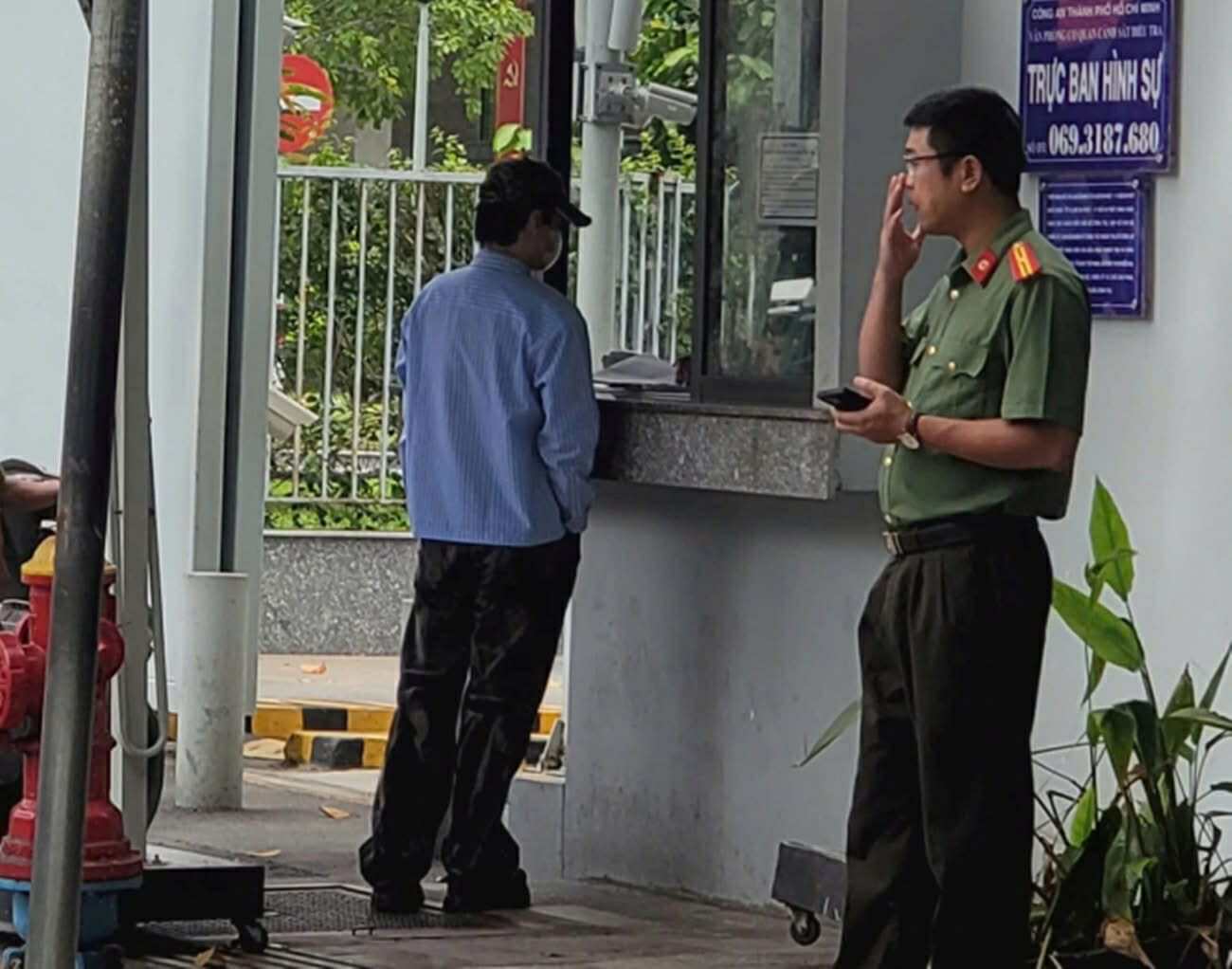Ca sĩ Khánh Phương đeo khẩu trang và đội nón đến Công an TPHCM làm việc- Ảnh 2.