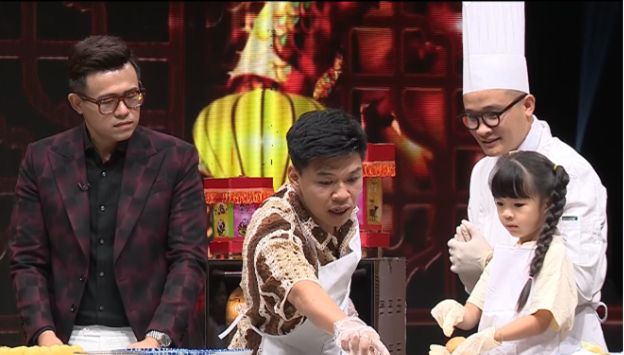 Mùa Đoàn viên 2025 ý nghĩa: Bố con Trung Ruồi, MC Hạnh Phúc và VJ Đặng Thu Hà tự tay làm bánh Trung thu- Ảnh 4.