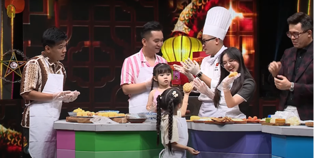 Mùa Đoàn viên 2025 ý nghĩa: Bố con Trung Ruồi, MC Hạnh Phúc và VJ Đặng Thu Hà tự tay làm bánh Trung thu- Ảnh 5.