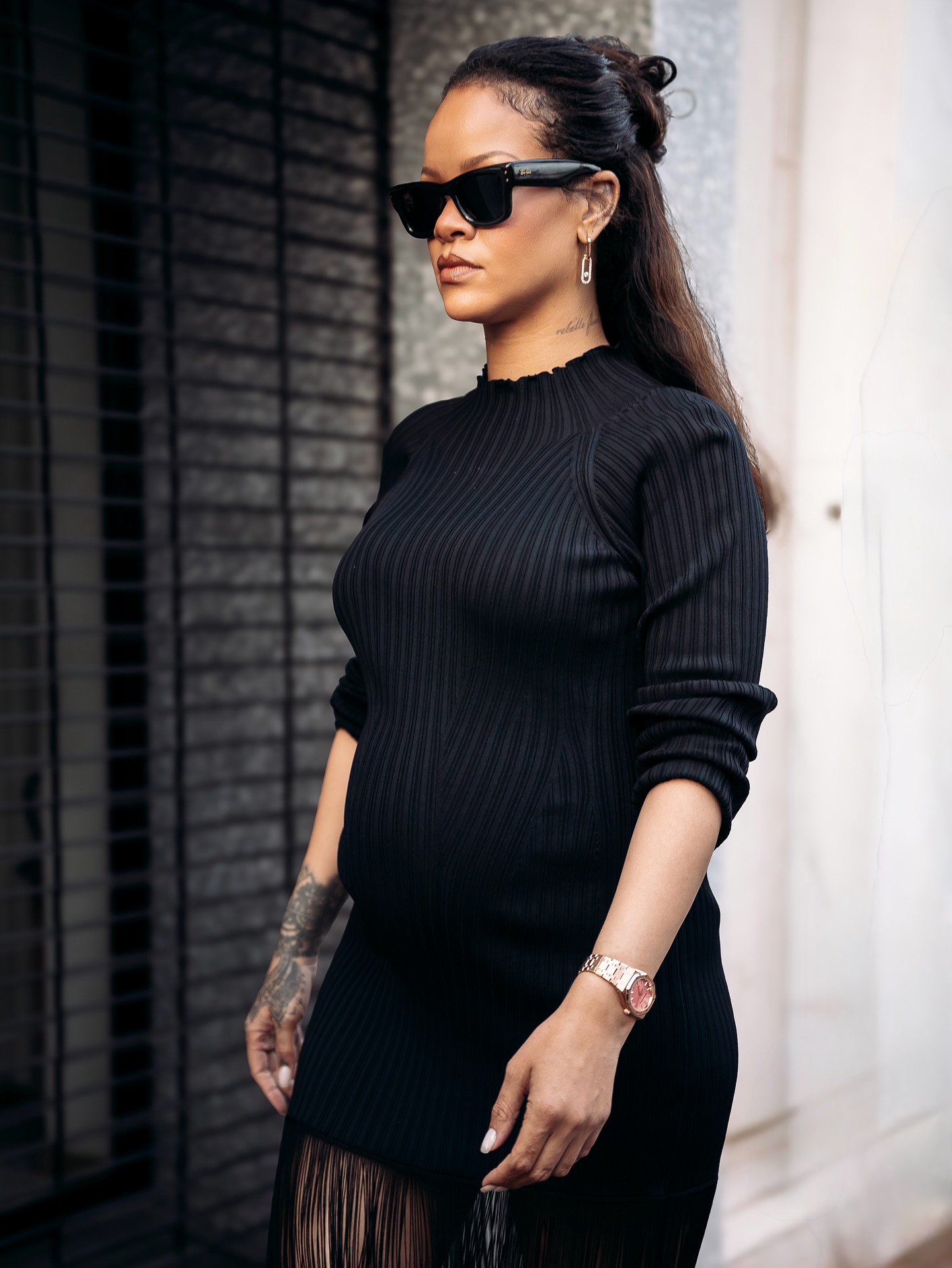 Bức hình khoe con gái của Rihanna: Ngực trần, mọi thứ mộc mạc trừ 1 vật trên tay- Ảnh 5.
