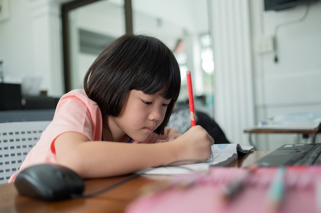 Sự thật tàn nhẫn phía sau lời khen "Con thật thông minh": Đọc xong xin đừng nói với trẻ nữa- Ảnh 1.