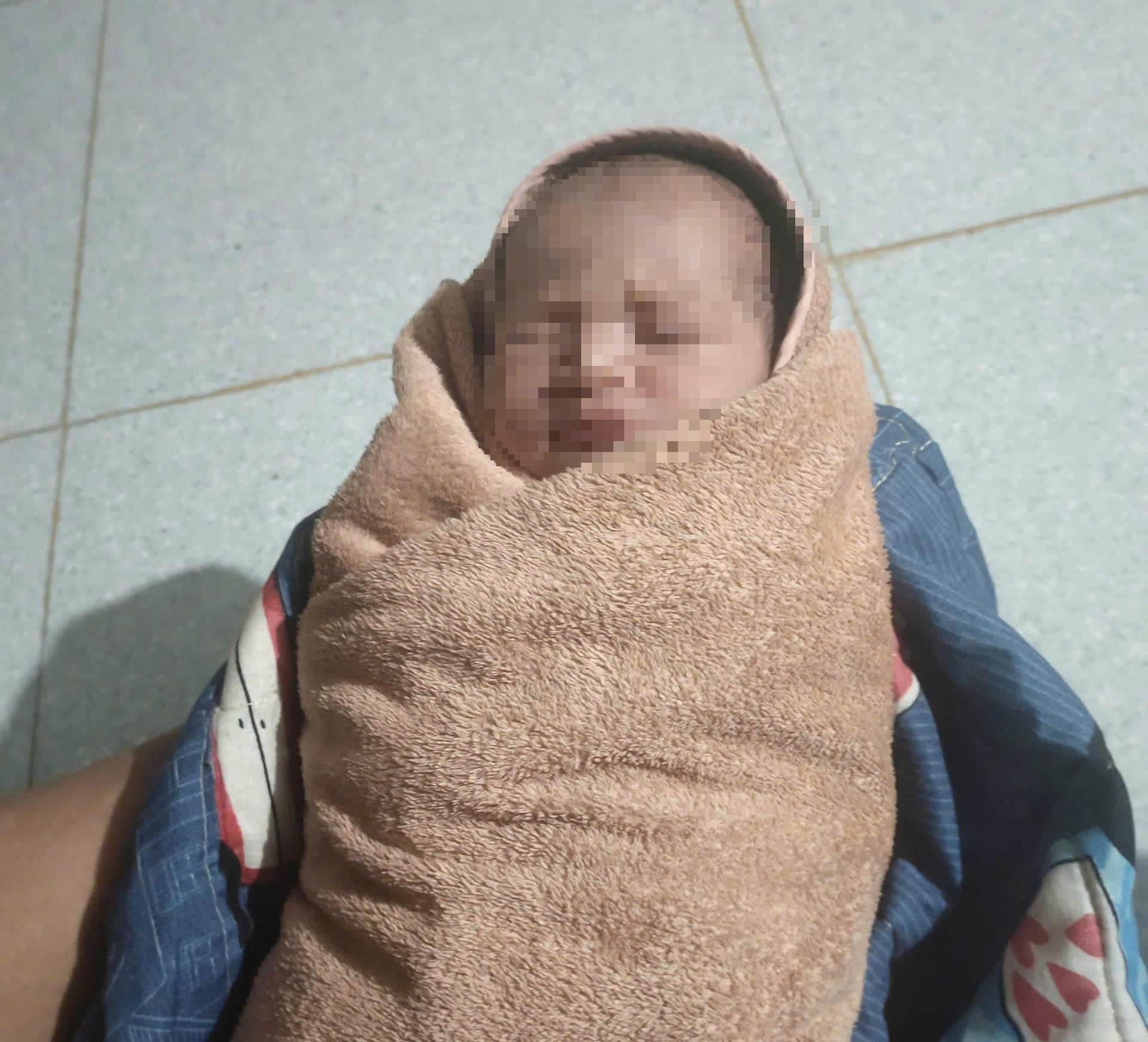 Bé gái sơ sinh bị bỏ rơi sau vườn nhà dân- Ảnh 1.