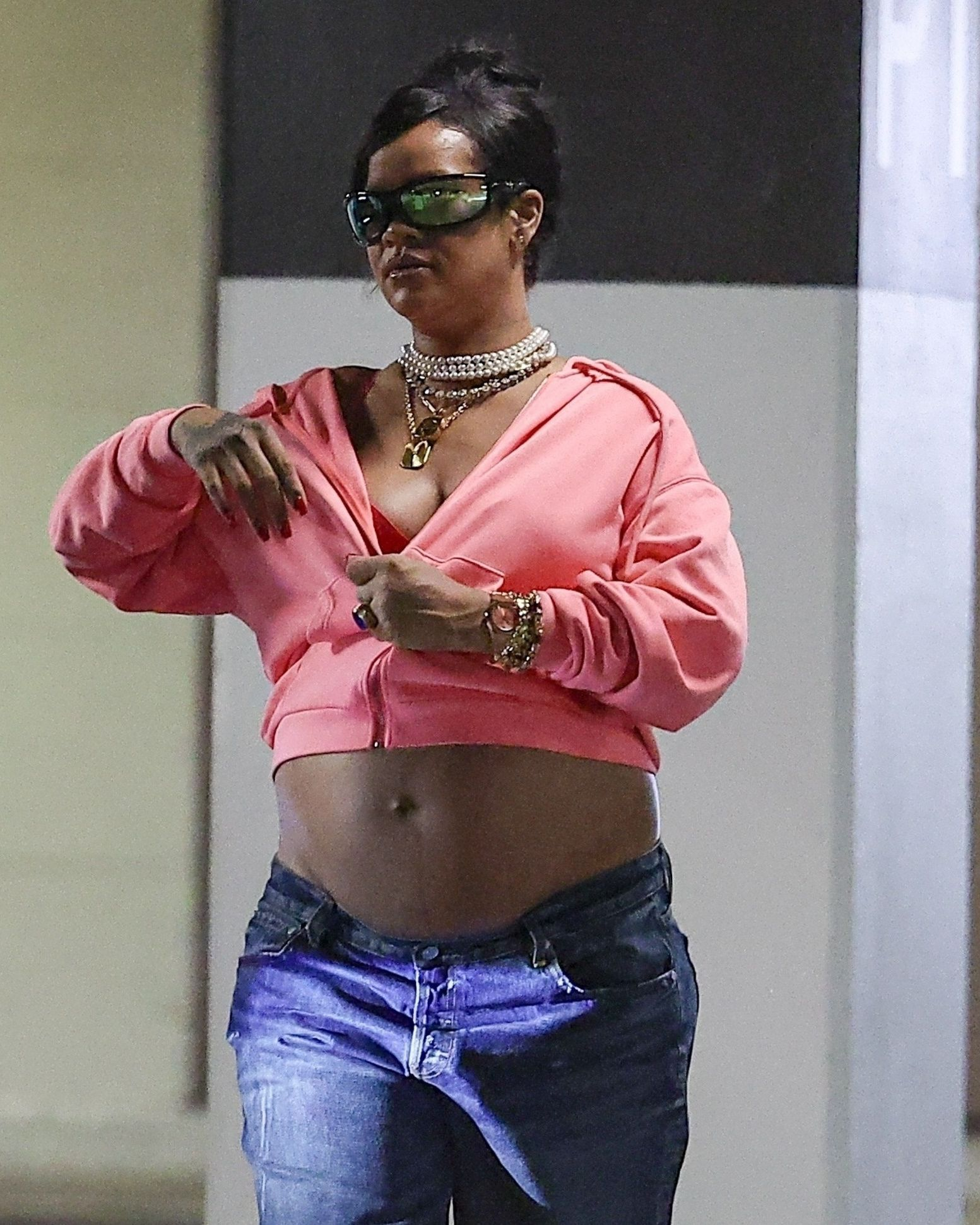 Bức hình khoe con gái của Rihanna: Ngực trần, mọi thứ mộc mạc trừ 1 vật trên tay- Ảnh 6.