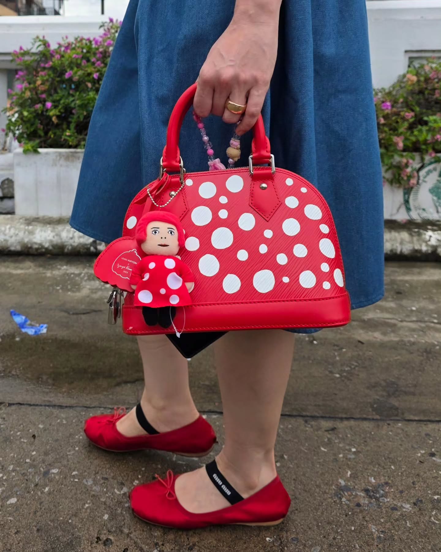 Ph&uacute; b&agrave; khoe t&uacute;i: Vợ đại gia Th&aacute;i Lan kh&ocirc;ng quan t&acirc;m t&uacute;i hiệu g&igrave;, nhưng charm nhất định phải gắn- Ảnh 9.