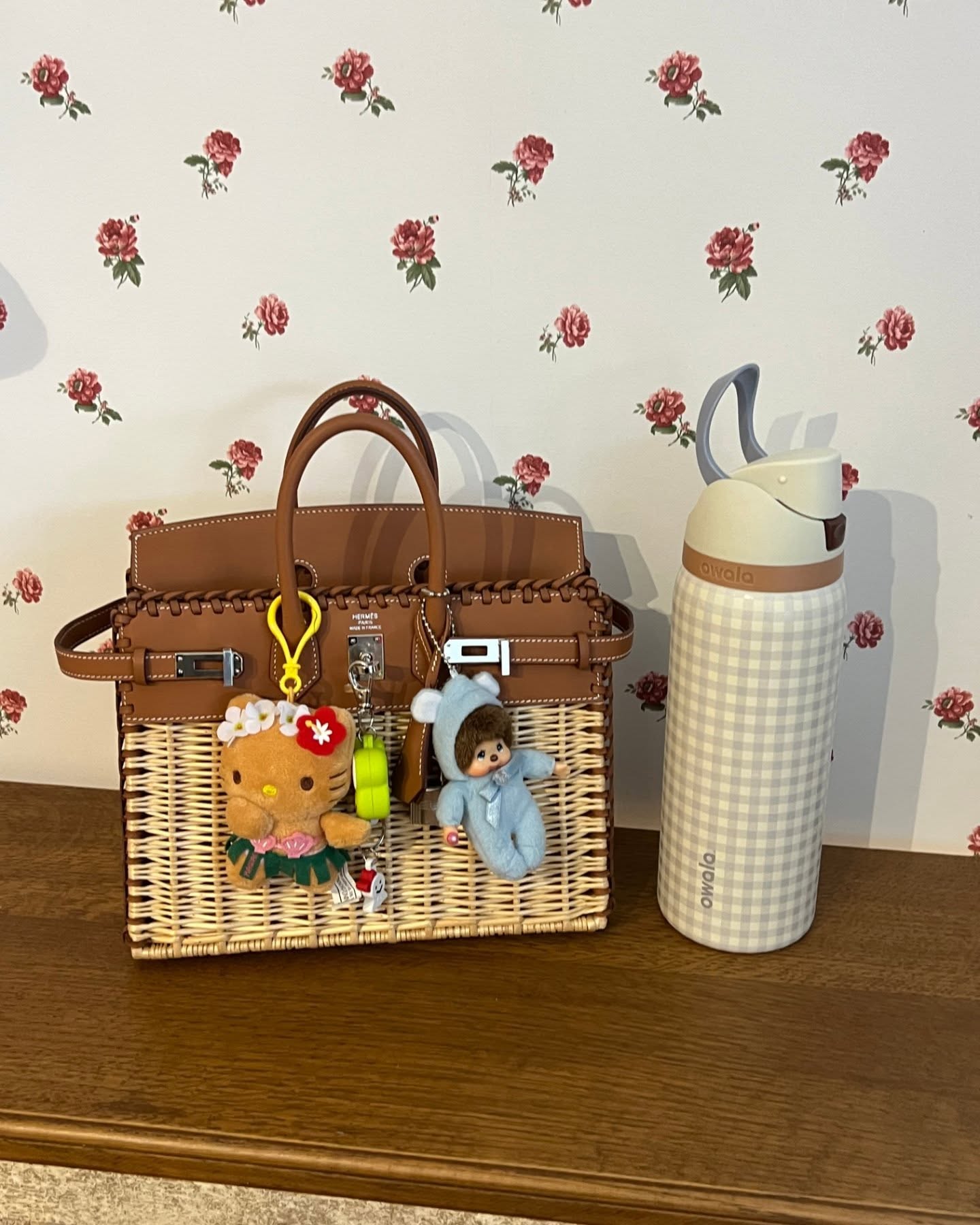 Ph&uacute; b&agrave; khoe t&uacute;i: Vợ đại gia Th&aacute;i Lan kh&ocirc;ng quan t&acirc;m t&uacute;i hiệu g&igrave;, nhưng charm nhất định phải gắn- Ảnh 8.