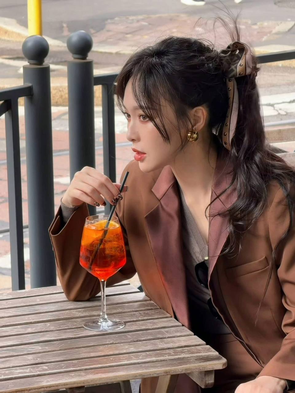 Minh tinh Cbiz mặc như bà thím trên đất Ý- Ảnh 8.