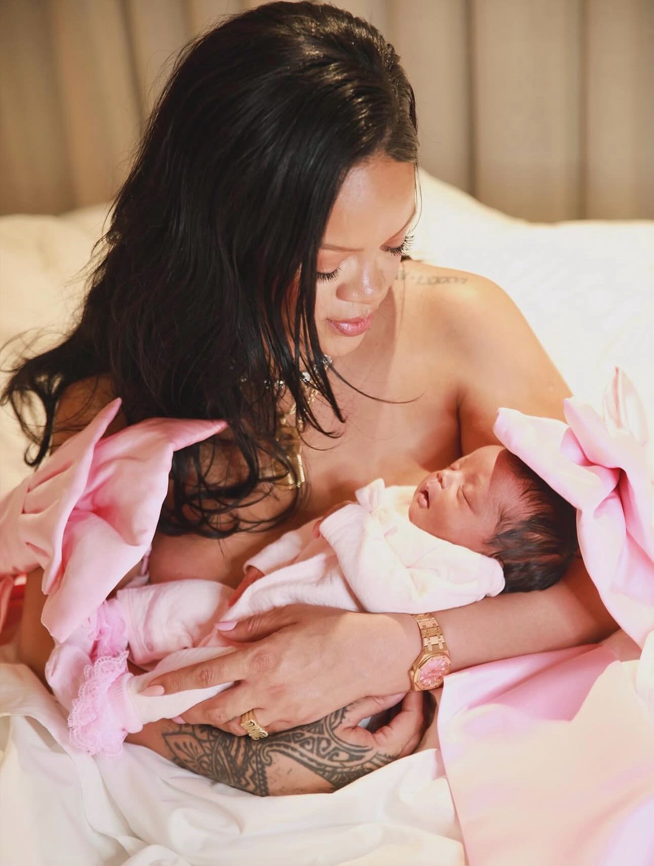 Bức hình khoe con gái của Rihanna: Ngực trần, mọi thứ mộc mạc trừ 1 vật trên tay- Ảnh 1.