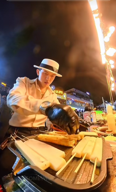 Bất ngờ với danh tính "tổng tài bán phô mai nướng" ở chợ Đà Lạt nổi như cồn ở hiện tại- Ảnh 2.