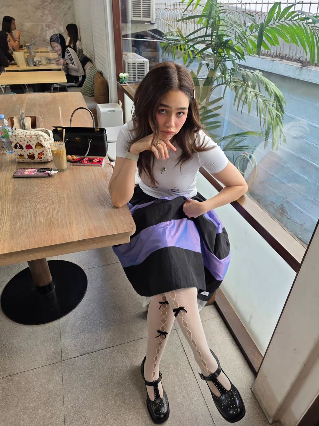 Ph&uacute; b&agrave; khoe t&uacute;i: Vợ đại gia Th&aacute;i Lan kh&ocirc;ng quan t&acirc;m t&uacute;i hiệu g&igrave;, nhưng charm nhất định phải gắn- Ảnh 4.