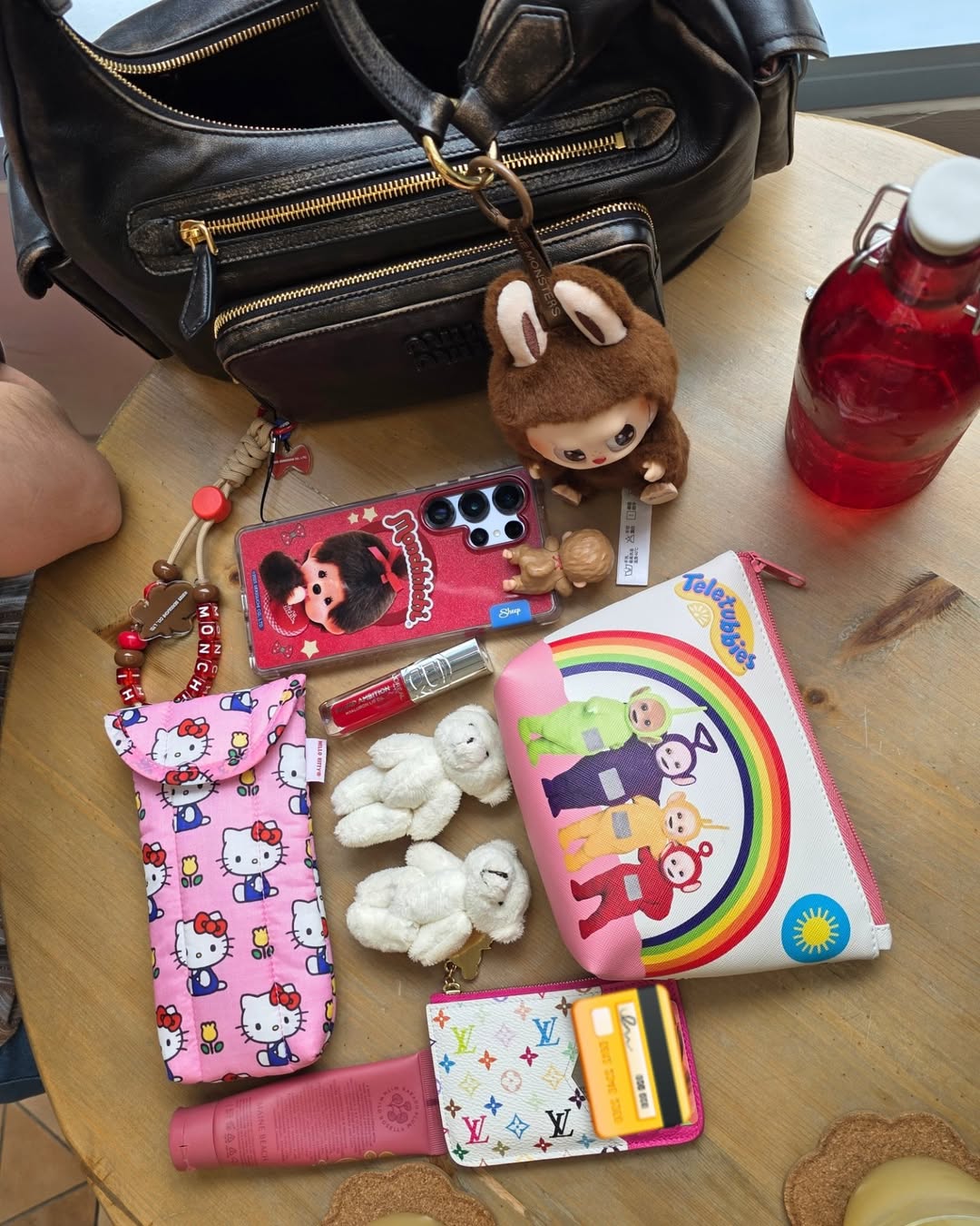 Ph&uacute; b&agrave; khoe t&uacute;i: Vợ đại gia Th&aacute;i Lan kh&ocirc;ng quan t&acirc;m t&uacute;i hiệu g&igrave;, nhưng charm nhất định phải gắn- Ảnh 14.