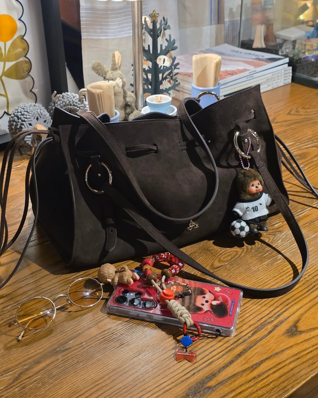 Ph&uacute; b&agrave; khoe t&uacute;i: Vợ đại gia Th&aacute;i Lan kh&ocirc;ng quan t&acirc;m t&uacute;i hiệu g&igrave;, nhưng charm nhất định phải gắn- Ảnh 11.