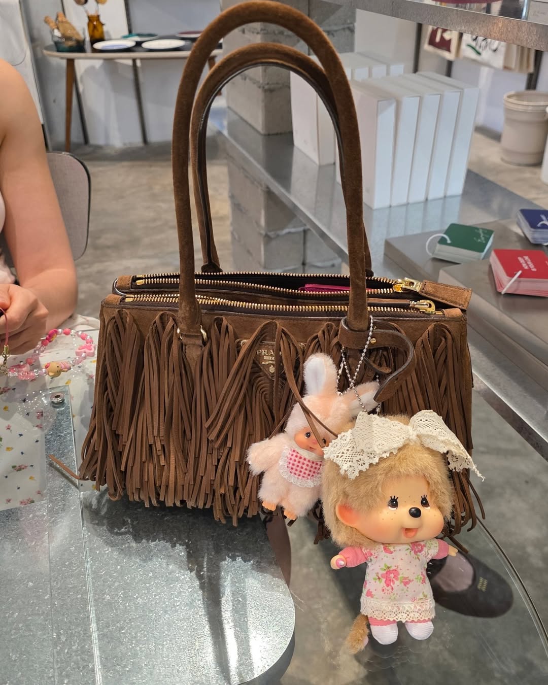 Ph&uacute; b&agrave; khoe t&uacute;i: Vợ đại gia Th&aacute;i Lan kh&ocirc;ng quan t&acirc;m t&uacute;i hiệu g&igrave;, nhưng charm nhất định phải gắn- Ảnh 16.