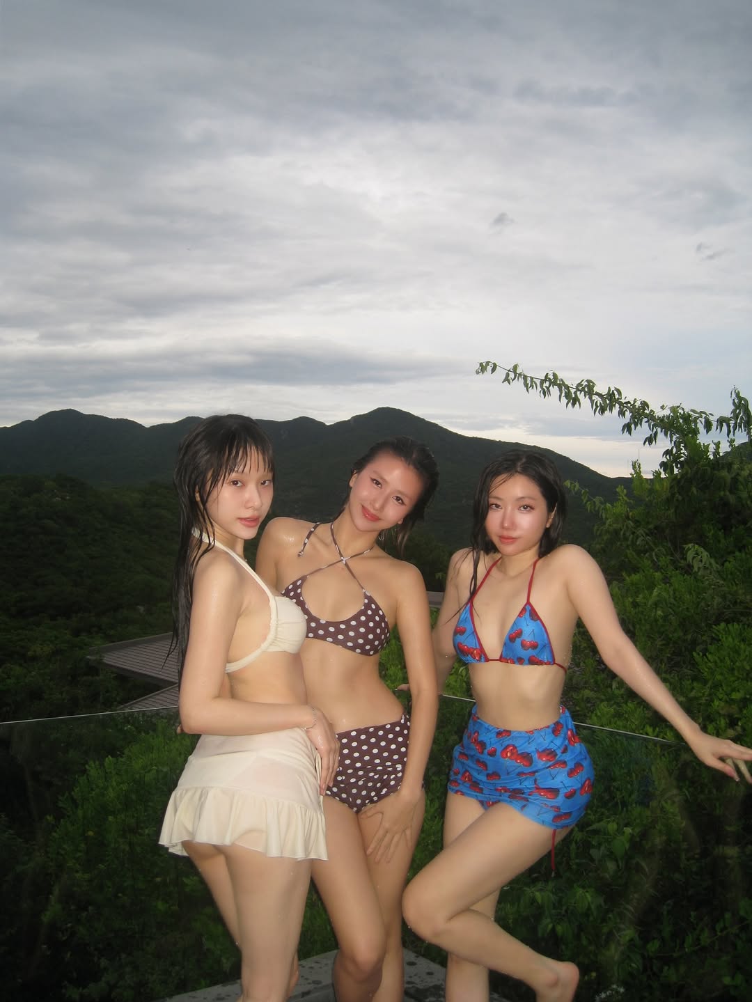 Dàn Em Xinh lần đầu diện bikini đọ body 