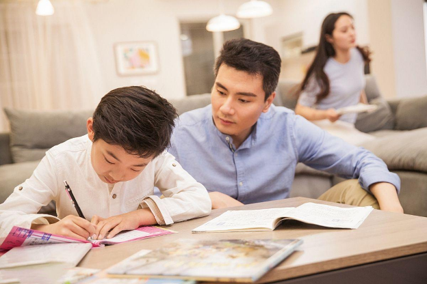 Giáo viên 25 năm dạy học nói thẳng: Đa phần con cái thành công bắt nguồn từ một câu nói "lạnh lùng" của cha mẹ- Ảnh 1.