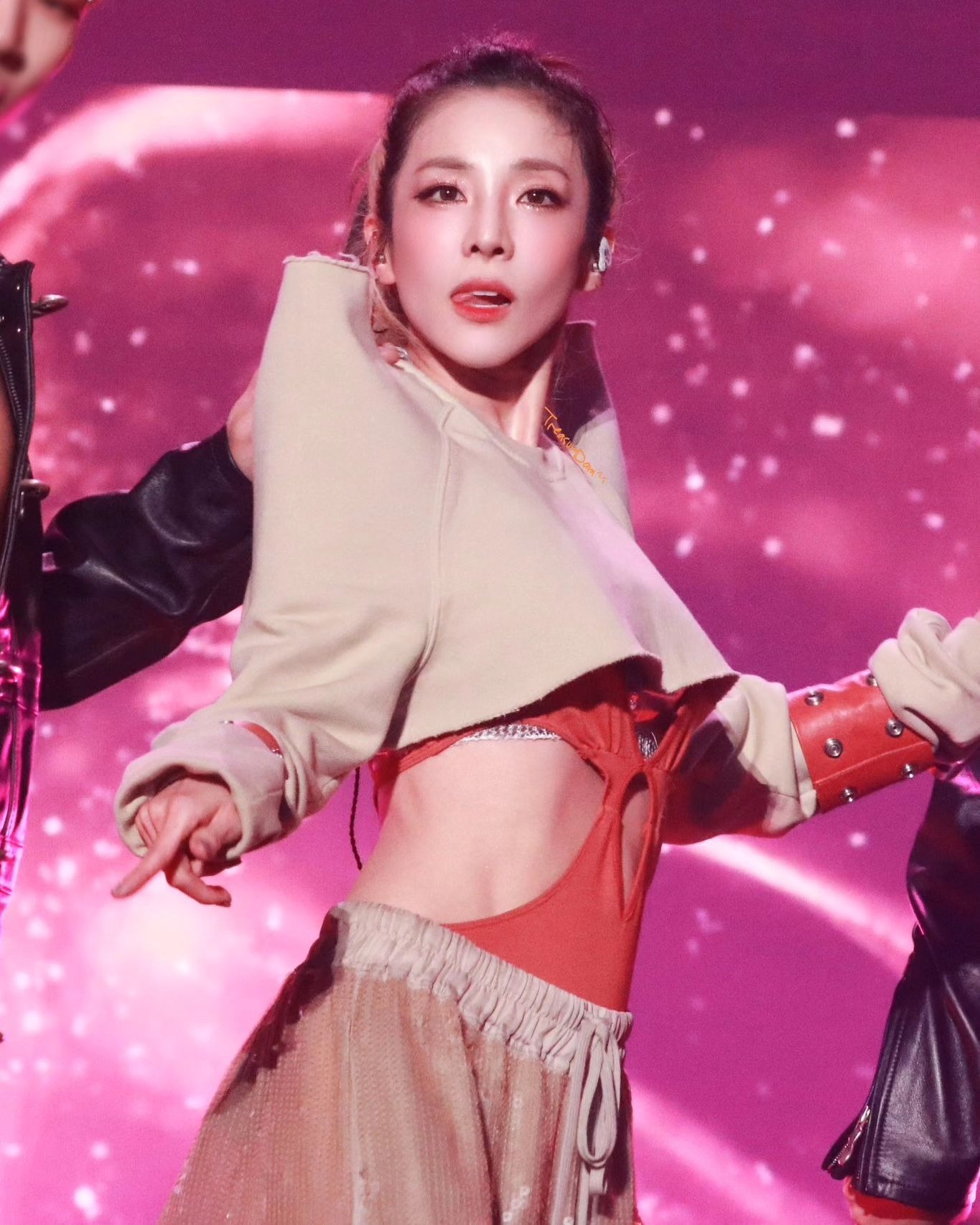 Dara (2NE1) xả ảnh bikini nóng bỏng mắt: Xứng danh 