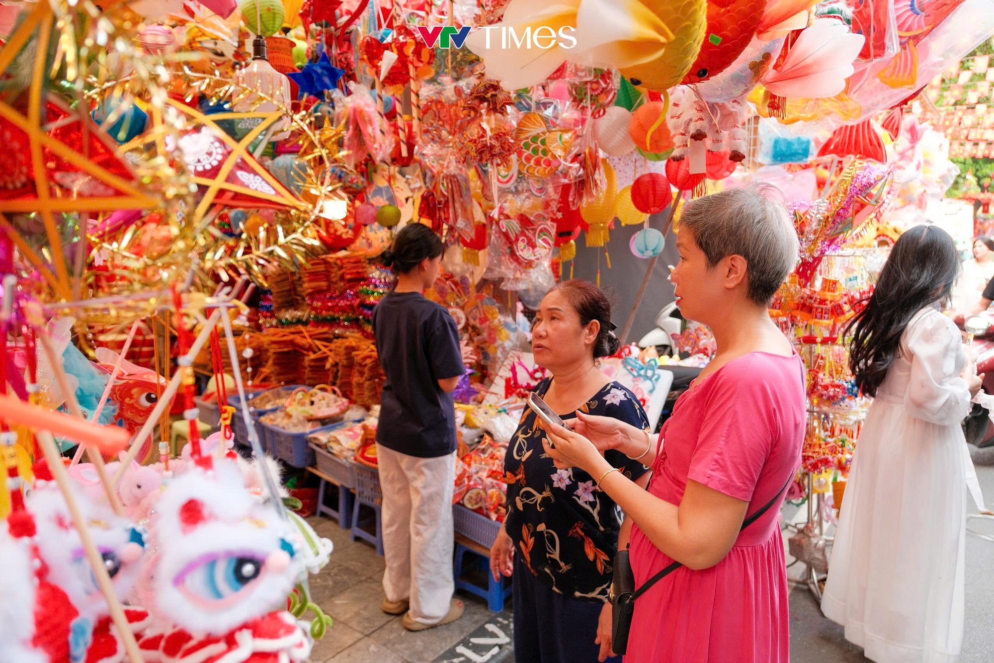 Nhộn nhịp không khí mua sắm đồ trang trí Trung thu trên phố Hàng Mã- Ảnh 8.