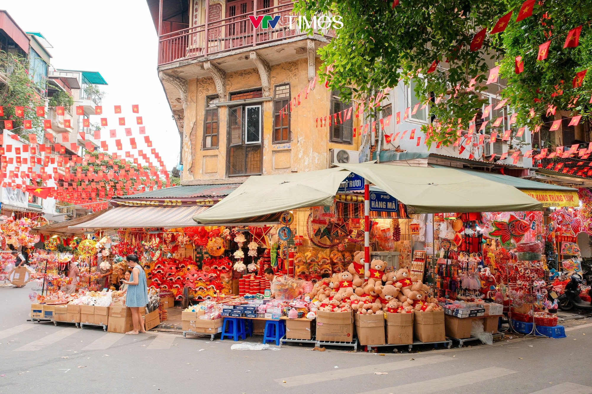 Nhộn nhịp không khí mua sắm đồ trang trí Trung thu trên phố Hàng Mã- Ảnh 3.
