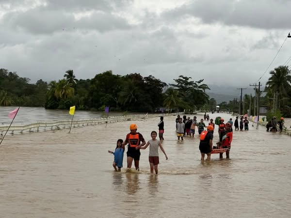 Cảnh tượng đổ nát ở Philippines sau bão Bualoi: Ít nhất 4 người chết, hàng chục nghìn dân phải sơ tán- Ảnh 7.