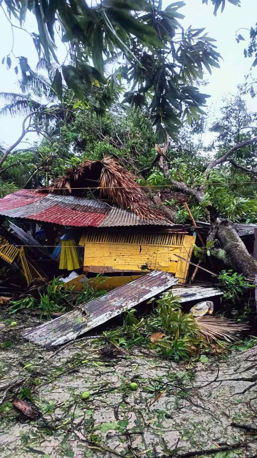 Cảnh tượng đổ nát ở Philippines sau bão Bualoi: Ít nhất 4 người chết, hàng chục nghìn dân phải sơ tán- Ảnh 9.