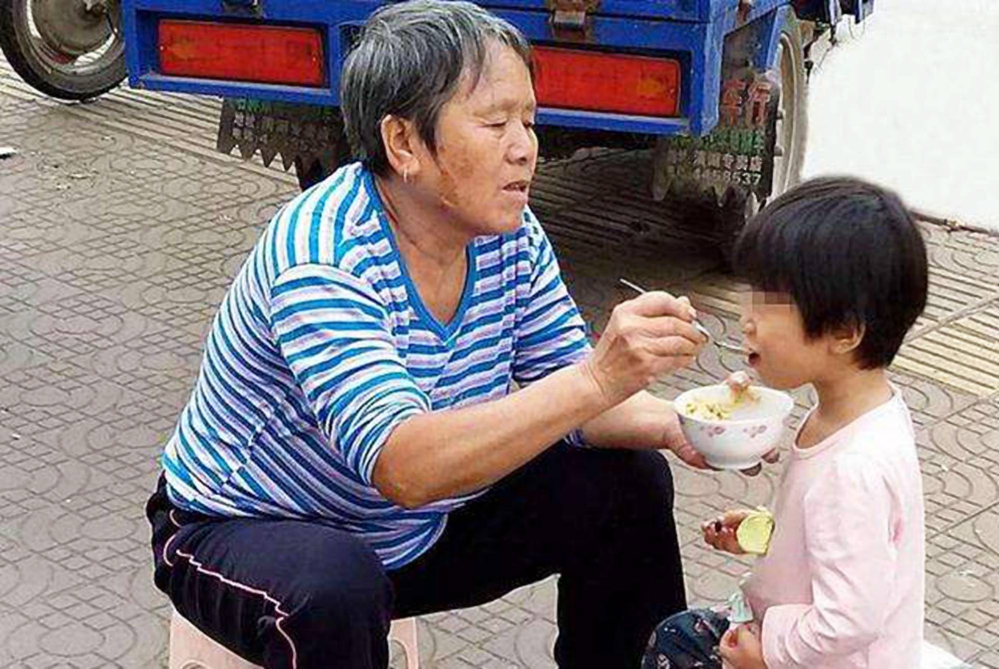 Đừng nhầm lẫn! Nếu thực sự thương cháu, ông bà thường có 3 đặc điểm này, nhà bạn có không?- Ảnh 1.