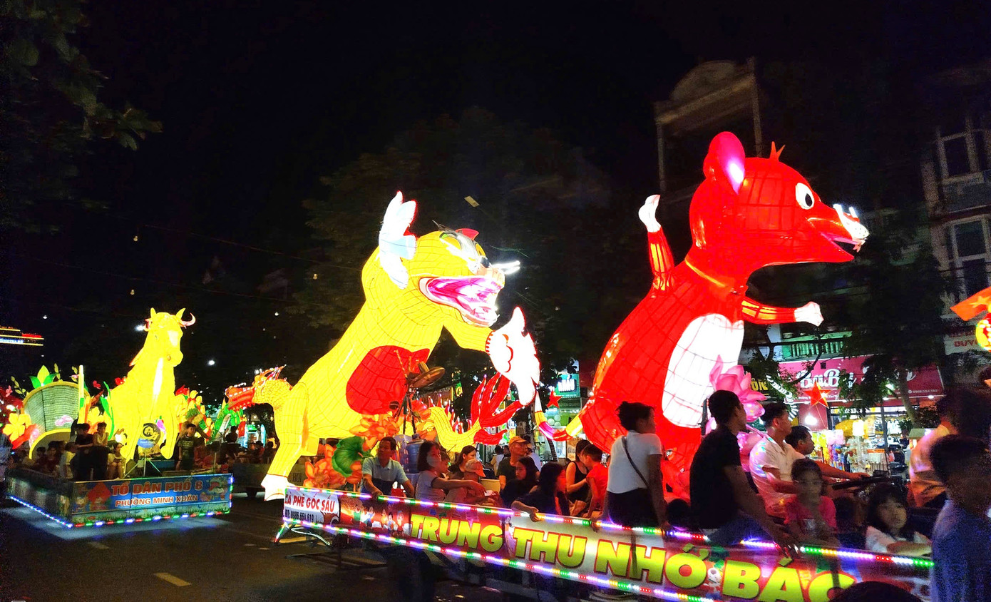 Lễ hội Th&agrave;nh Tuy&ecirc;n lung linh sắc m&agrave;u, n&iacute;u ch&acirc;n du kh&aacute;ch trẻ- Ảnh 2.