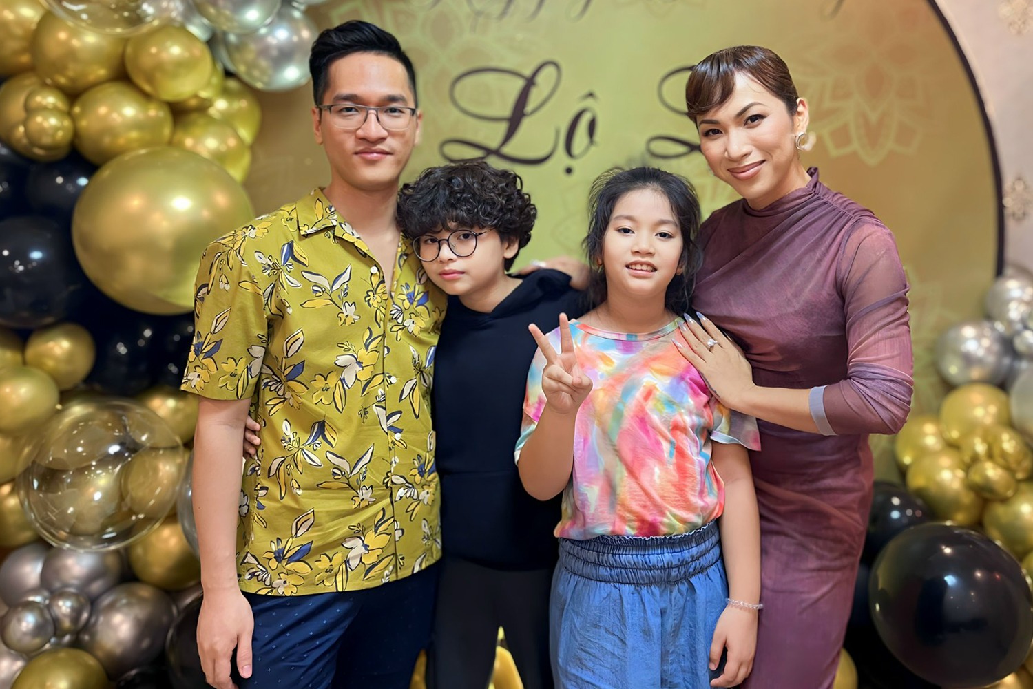 "B&agrave; bầu l&ocirc; t&ocirc;" quyền lực nhất S&agrave;i G&ograve;n, từng cầm cố t&agrave;i sản để duy tr&igrave; g&aacute;nh h&aacute;t, cuộc sống hiện tại khiến ai cũng ngỡ ng&agrave;ng- Ảnh 4.