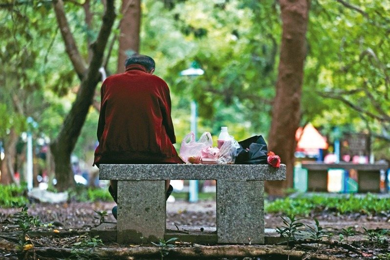 Cụ ông gửi 600 triệu vào tài khoản của con gái, 1 ngày sau nhận lại đúng 600 triệu: Cuộc điện thoại tiết lộ sự thật xót xa!- Ảnh 2.